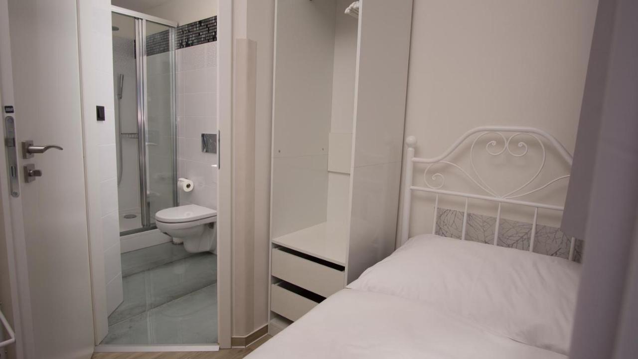 Continents Nearby Main Train And Bus Station Apartment Prag